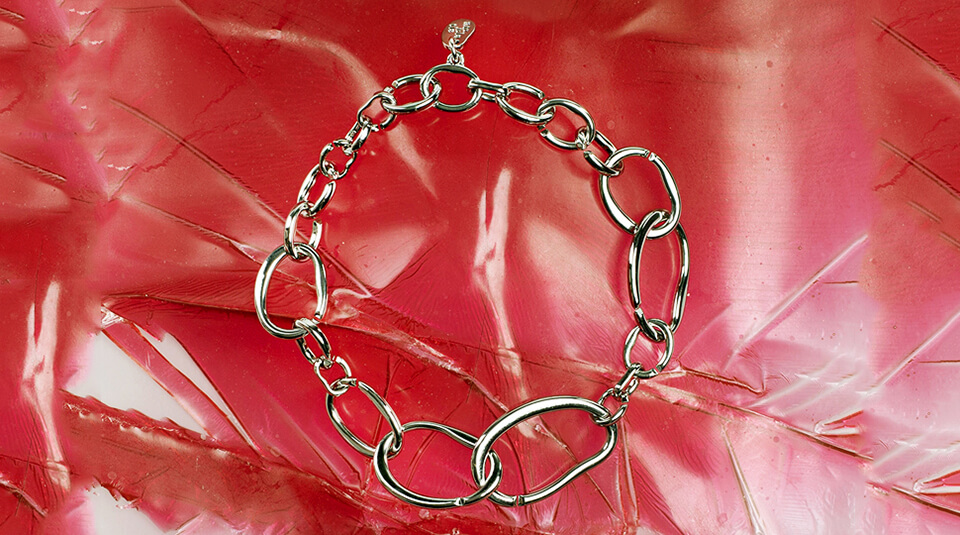 Le concept, votre bijou Amniotic composé de maillons assemblés en chaîne de tailles différentes.